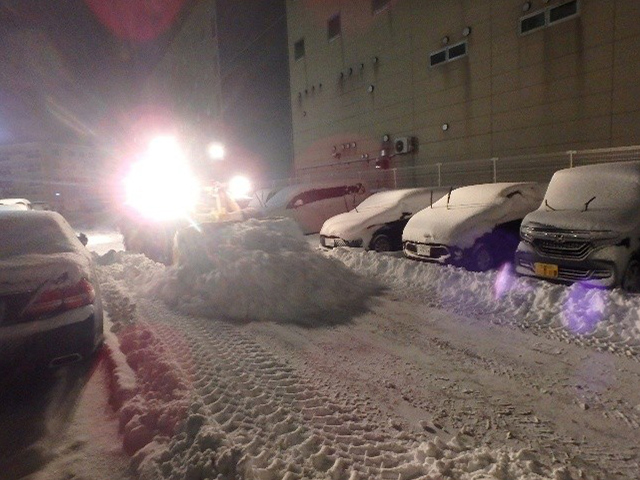 マンション駐車場通路除雪作業