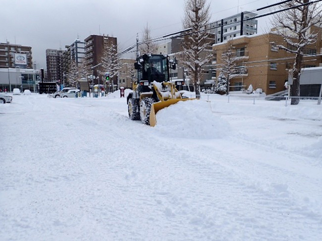 展示場除雪駐車場：開店前の除雪作業