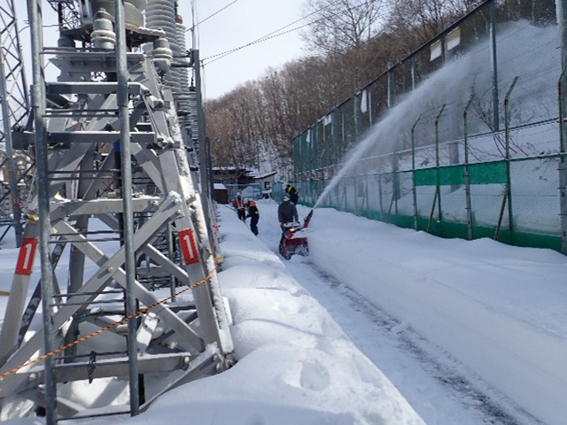 送電施設：ロータリー除雪機による除雪