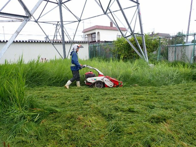 除草、自走式草刈り機