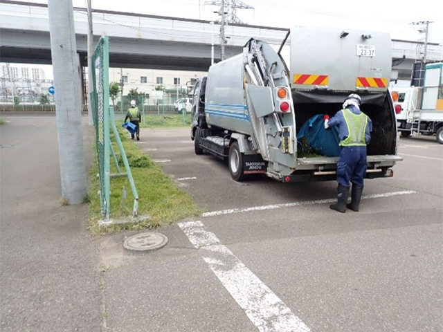 刈り草はパッカー車で搬出