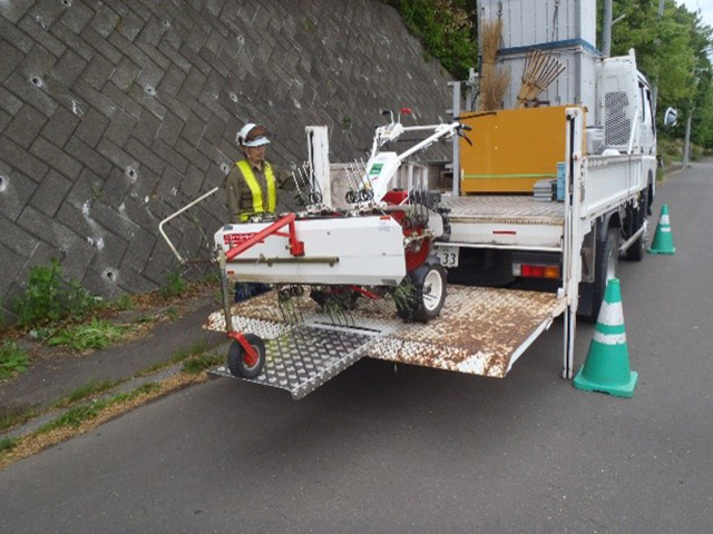 集草機の積み下ろし